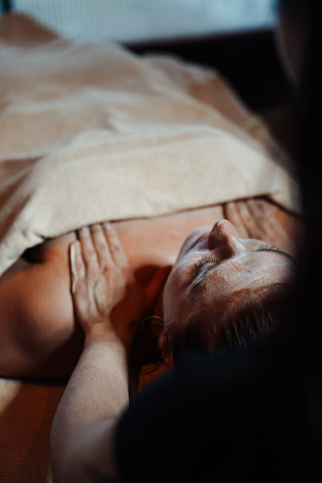 Nekmassage en masker gelaat