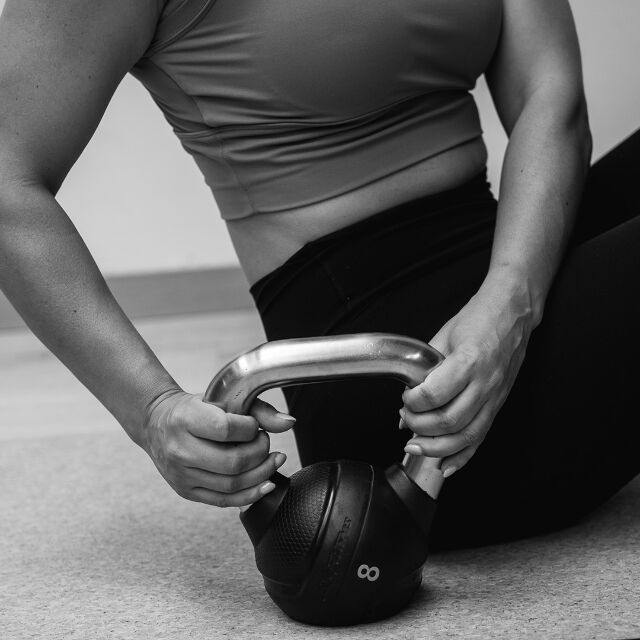 Vrouw sport met Kelltlebel