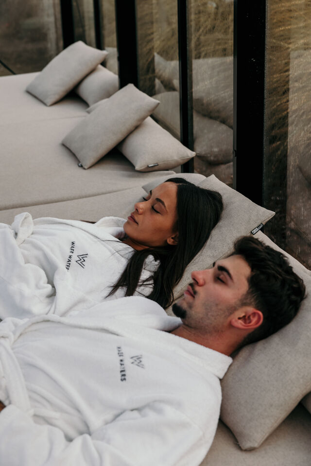 Koppel slaapt in de serre