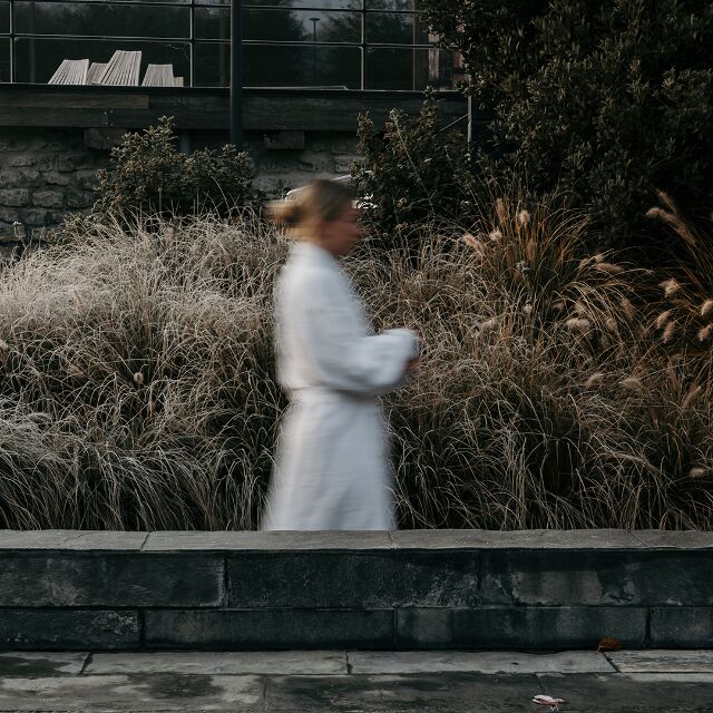 Vrouw wandelt door het wellness resort