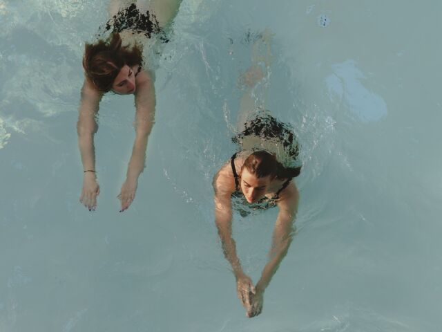 Twee vrouwen zwemmen in het zoutbad in de wellness in dilbeek