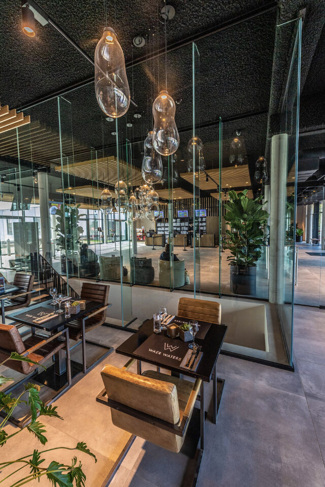 Balie overzicht vanuit restaurant
