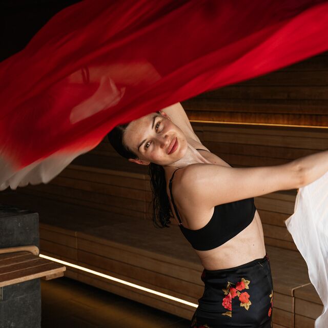 Woman doing an aufguss sessions