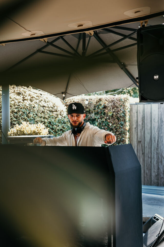 DJ tijdens de afterwork in Restaurant Hast in Dilbeek